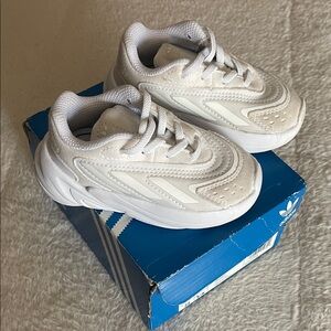 Adidas Ozelia El Sneakers.